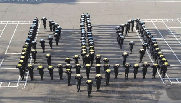 Дніпровські курсанти провели флешмоб до Дня Державного Герба