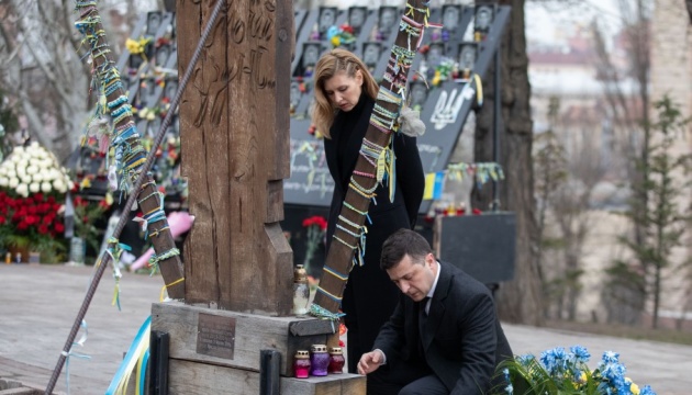 Präsident Selenskyj und First Lady Olena gedenken der Helden der „Himmlischen Hundertschaft“