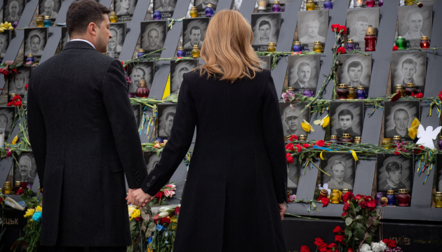 大統領夫妻、マイダン犠牲者追悼碑を訪問