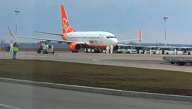 Avión con ucranianos evacuadas de China aterriza en el aeropuerto de Boryspil 