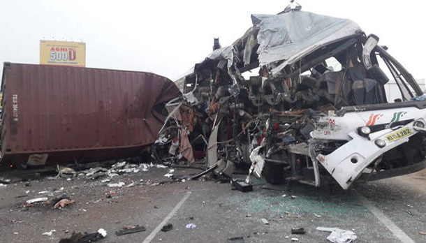 В Індії вантажівка в’їхала у пасажирський автобус — 19 загиблих