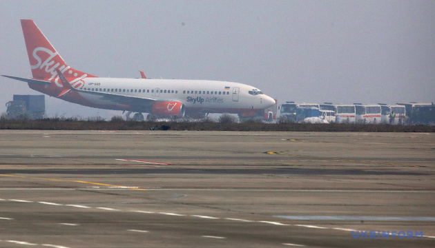 Літак з евакуйованими з Китаю українцями сів у Харкові