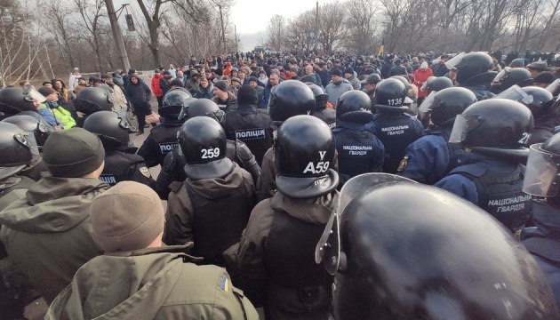 Residents of Novi Sanzhary blocking bridge over Vorskla River