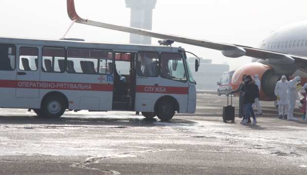 Евакуйованих з Китаю везуть у медцентр на Полтавщині у супроводі поліції