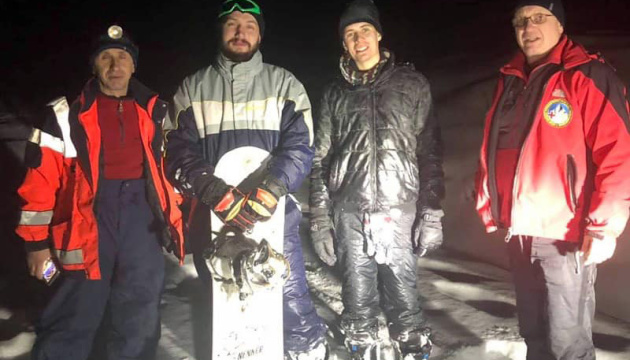 Закарпатські рятувальники знайшли заблукалих у горах сноубордистів