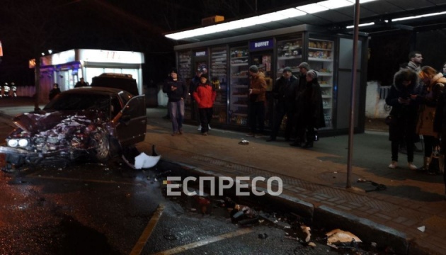 У Києві авто вилетіло на зупинку: є постраждалі