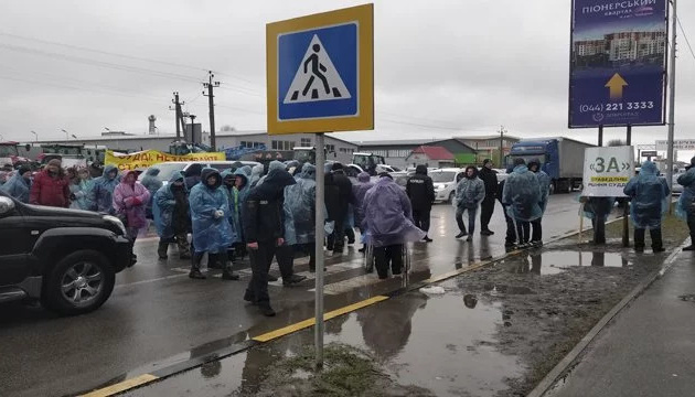 Жителі села під Києвом блокували Одеську трасу