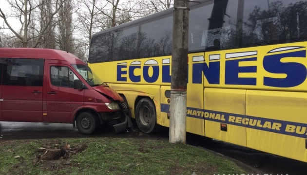 У Миколаєві зіткнулися маршрутка та рейсовий автобус, є постраждалі