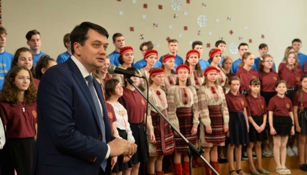 Razumkov visits Ukrainian school in Riga