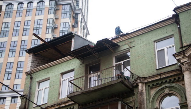 У Києві демонтують незаконну надбудову на будинку XIX століття
