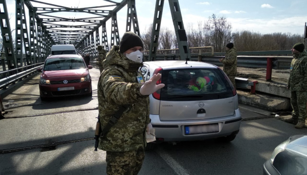 В Україні ще думають, що робити з громадянами, які “температурять” на кордоні