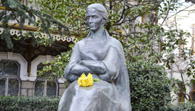 В окупованому Криму принесли квіти до пам'ятника Лесі Українці