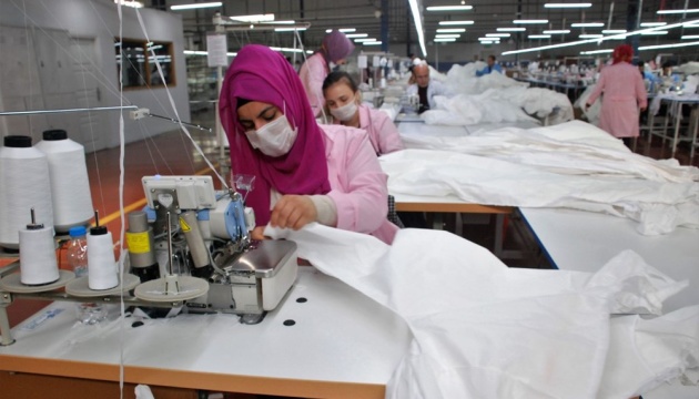 Фабрика в Туреччині отримала мільйон замовлень на спецодяг проти коронавірусу