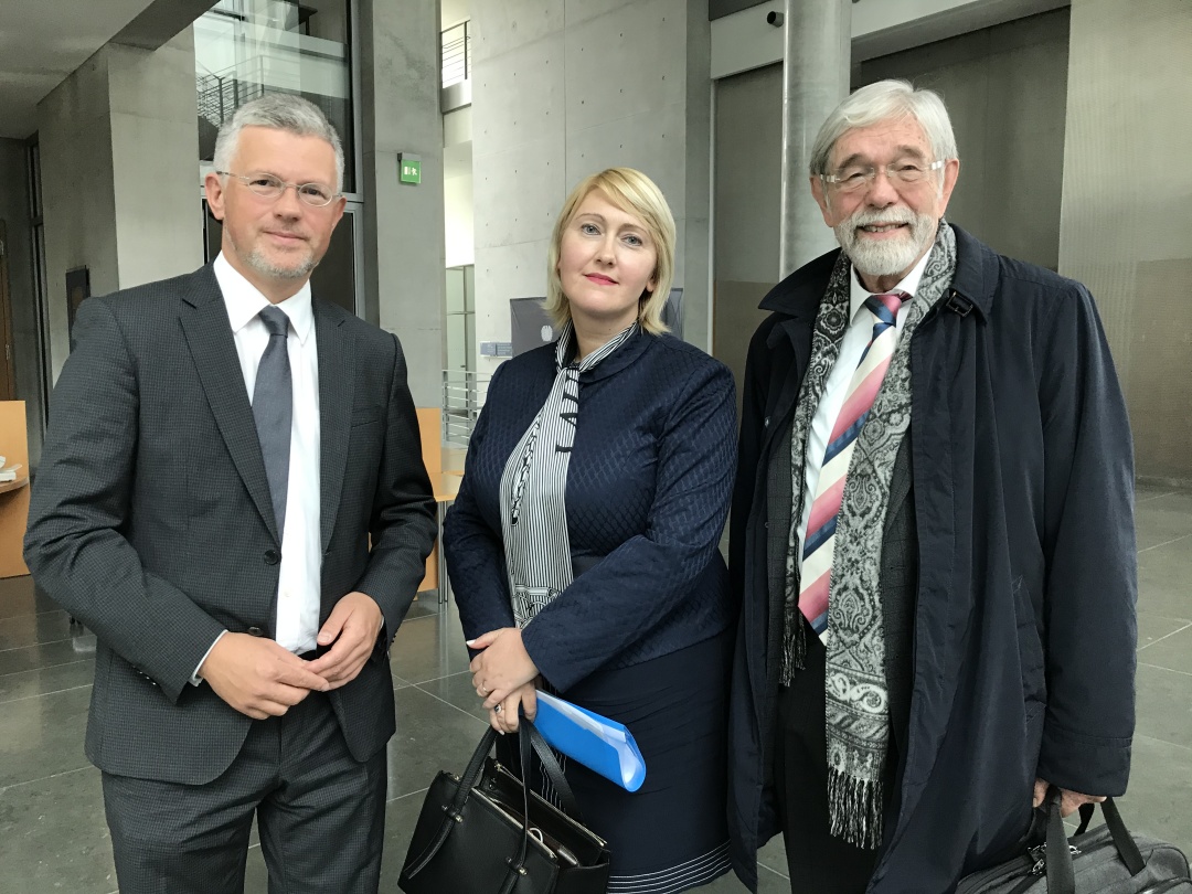 Після дебатів у Петиційному комітеті Бундестагу 21.10.19 разом з Наталією Ткачук і доктором Герхардом Сімоном.