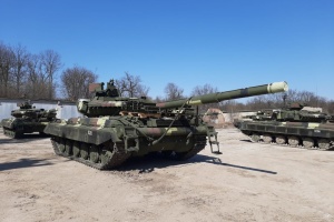 Militares ucranianos reciben tanques T-64 modernizados