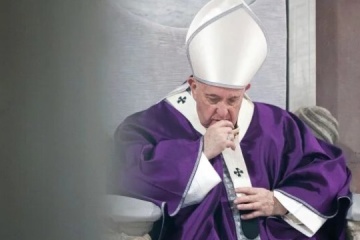 El Papa Francisco realiza una oración en silencio por la paz en Ucrania