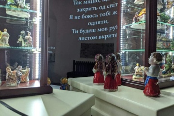 Фарфор и трейлер к “Мавке”: в Остроге открыли выставку ко 150-летию Леси Украинки