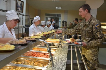 Понад 400 продуктів в меню: бойові частини ЗСУ перейшли на нову систему харчування