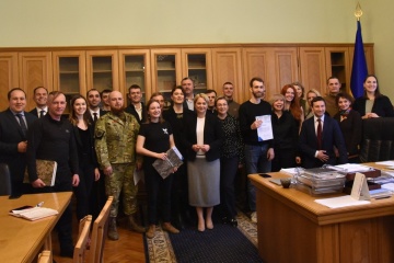 Добровольцям вперше вручили посвідчення учасників бойових дій