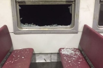 Вандали закидали камінням два пасажирські поїзди