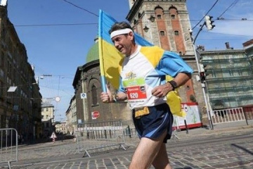 Львів'янин розпочав пробіг на честь 30-річчя першого підняття національного прапора