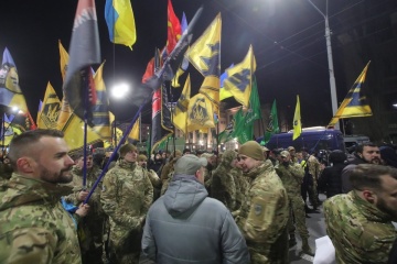 В Киеве добровольцы прошлись маршем к посольству РФ