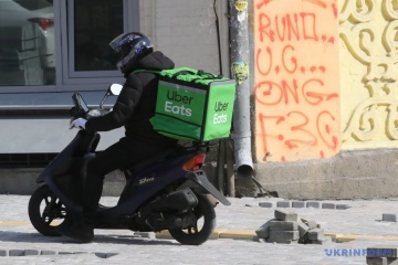 Uber Eats до кінця березня возитиме їжу безкоштовно