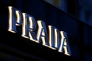 Prada шиє спецодяг та маски для італійських лікарів