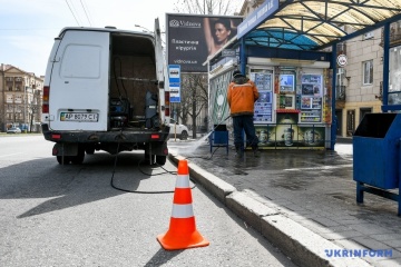 У Запоріжжі миють дороги і зупинки для профілактики коронавірусу