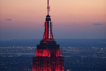 Empire State Building підсвітили на честь медиків, які борються з коронавірусом
