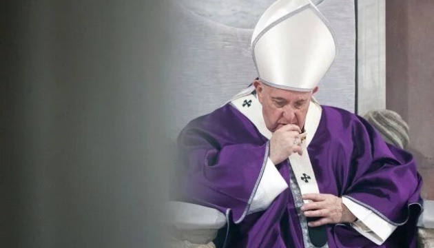 El Papa Francisco realiza una oración en silencio por la paz en Ucrania