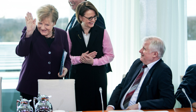 Німецький міністр відмовився потиснути руку Меркель через коронавірус