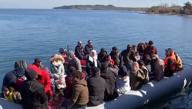Берегова охорона Греції відкрила вогонь у бік човна з мігрантами