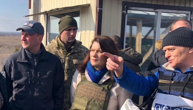 La ministra de Exteriores sueca visita el Donbás para ver las consecuencias de la agresión rusa 