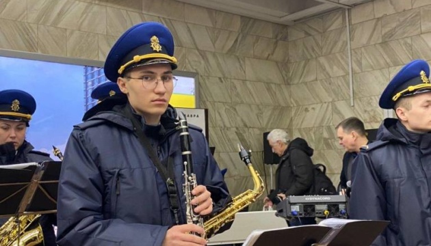 Оркестр Нацгвардії зіграв 10 композицій у київському метро