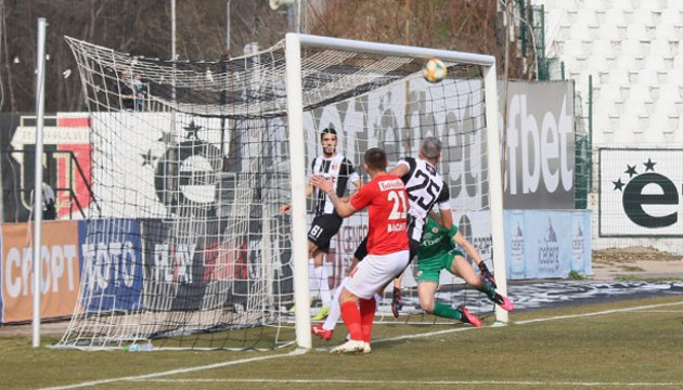 Промах року: у Болгарії футболіст не влучив у ворота з одного метру