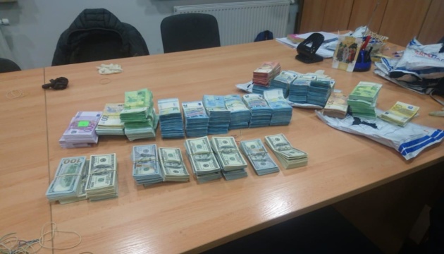 На кордоні з Польщею в автобусі знайшли сотні тисяч контрабандних євро і доларів