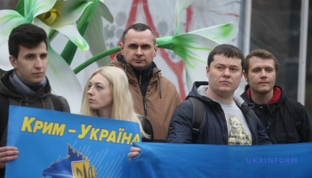 У центрі Києва провели акцію солідарності з Кримом У центрі Києва провели акцію солідарності з Кримом