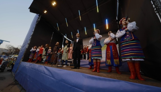 У центрі Дніпра близько тисячі містян заспівали гімн України