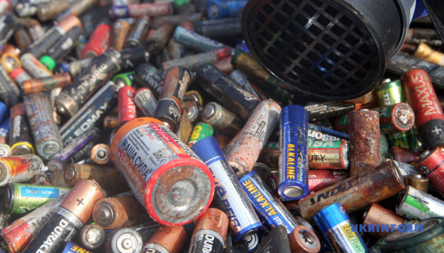 Україна відправила на переробку першу партію батарейок