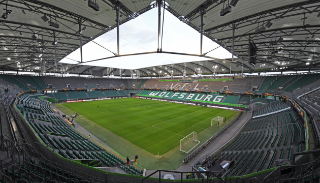 Футболісти “Шахтаря” випробували газон стадіону “Вольфсбург Арена”