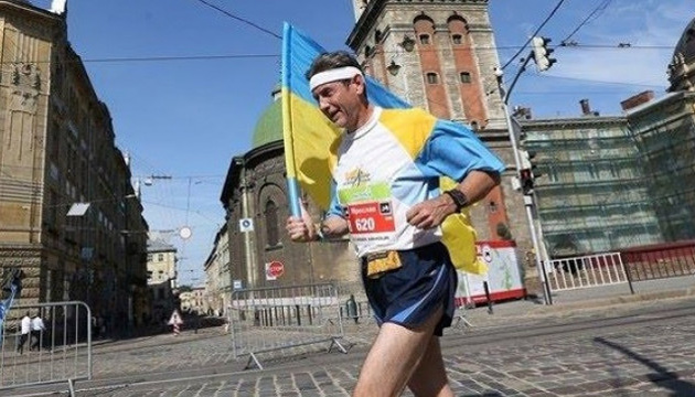 Львів'янин розпочав пробіг на честь 30-річчя першого підняття національного прапора