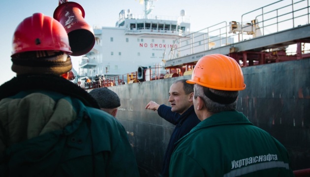 Укртранснафта розвантажує другий танкер із нафтою для Білорусі