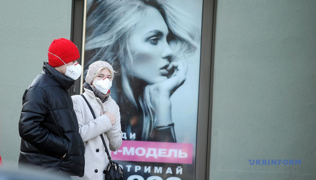 Респіратори, 3 метри між покупцями: магазини і аптеки Львова вводять обмеження