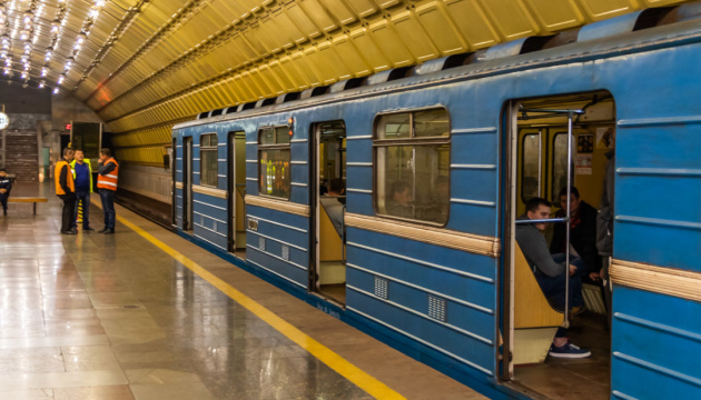 Drei Großstädte der Ukraine stellen U-Bahn-Betrieb ein
