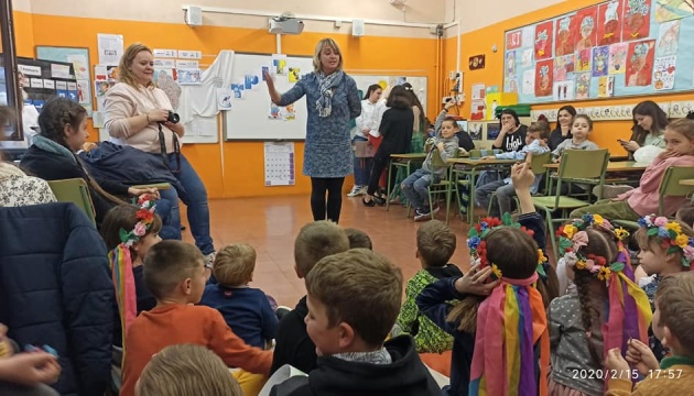 Українська школа в Барселоні організувала дитячий флешмоб #всебудедобре!