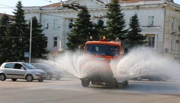 У Чернівцях почали мити вулиці спеціальними дезинфікуючими засобами