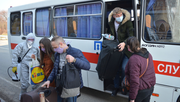 Рятувальники перевезли через кордон понад 1200 українців, які застрягли в Польщі