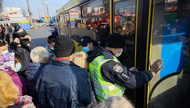 Закрите метро у Києві: на Позняках - гігантська черга з 400 осіб, люди ловлять попутки