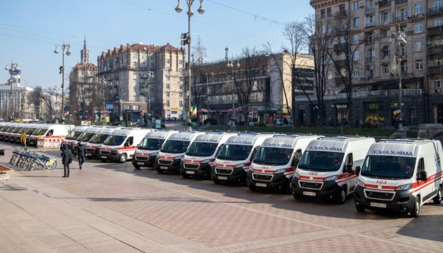Mediziner von Kyjiw bekommen 39 neue Rettungswagen und zwei Expresslabors